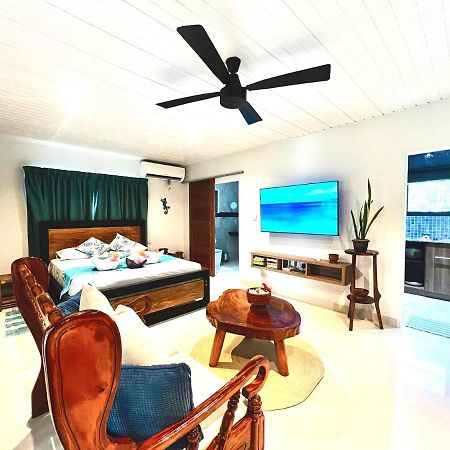 Le Port Guest House Баи-Сейнт-Энн Экстерьер фото
